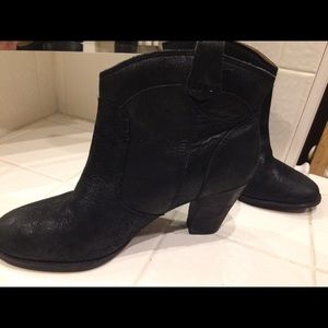 Clark’s Black short booties‼️Moving‼️Get it now